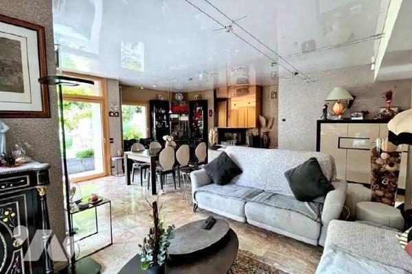 BAISSE DE PRIX - Maison d'architecte en plein coeur de Vitré

Idéalement située en centre-vil...