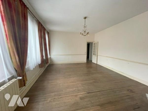 UNE MAISON A USAGE D'HABITATION