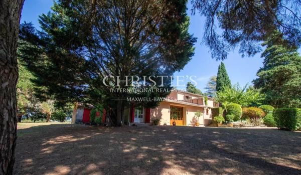 Résidence moderne et élégante avec appartement et piscine