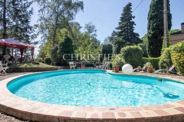 Résidence moderne et élégante avec appartement et piscine