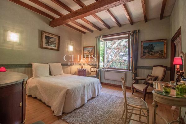 Résidence moderne et élégante avec appartement et piscine