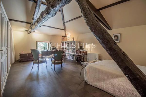 Résidence moderne et élégante avec appartement et piscine