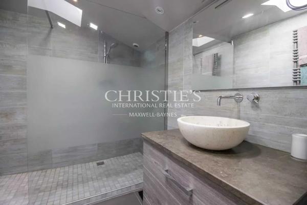 Résidence moderne et élégante avec appartement et piscine