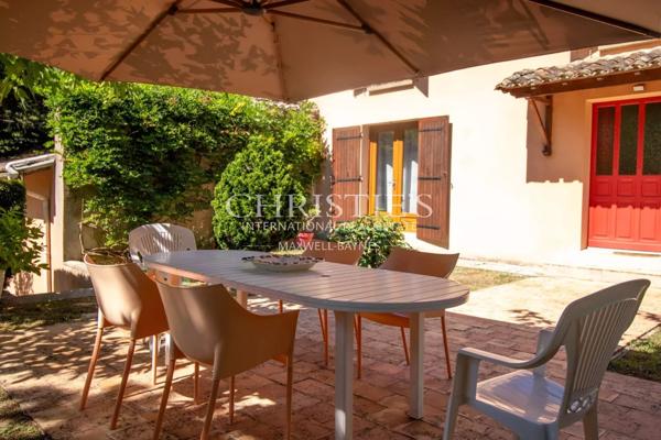 Résidence moderne et élégante avec appartement et piscine