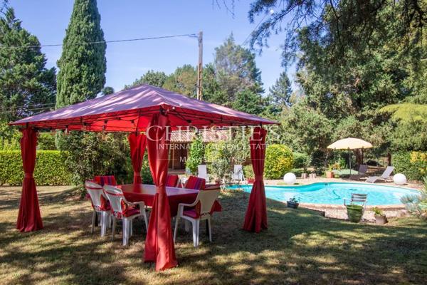 Résidence moderne et élégante avec appartement et piscine