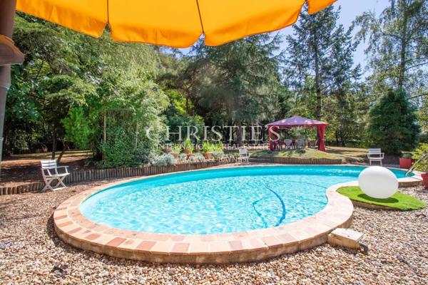 Résidence moderne et élégante avec appartement et piscine