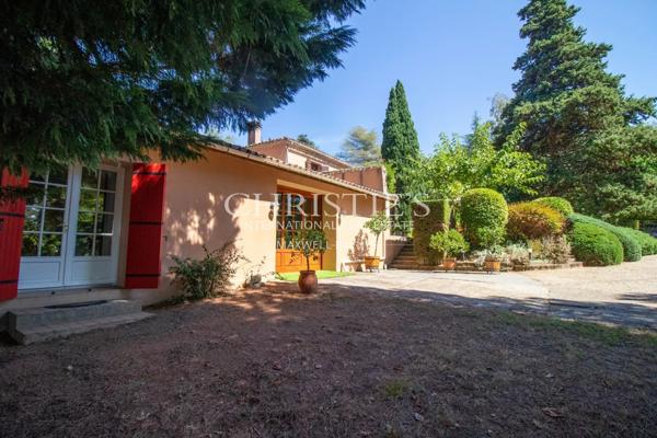 Résidence moderne et élégante avec appartement et piscine