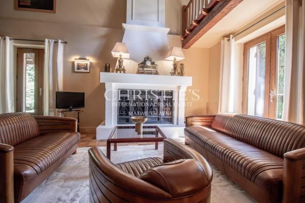 Résidence moderne et élégante avec appartement et piscine