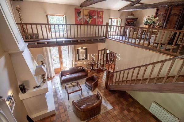 Résidence moderne et élégante avec appartement et piscine