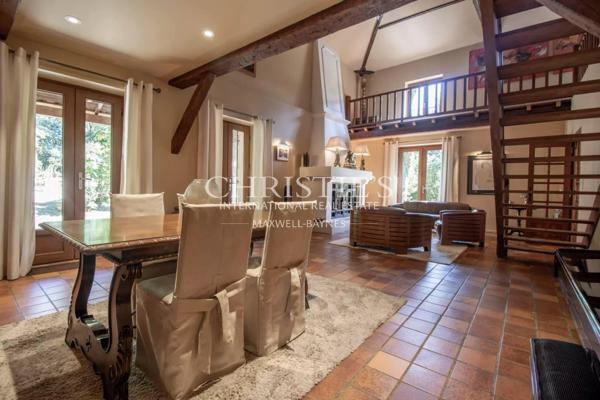 Résidence moderne et élégante avec appartement et piscine