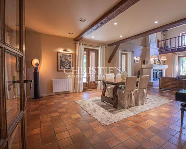 Résidence moderne et élégante avec appartement et piscine