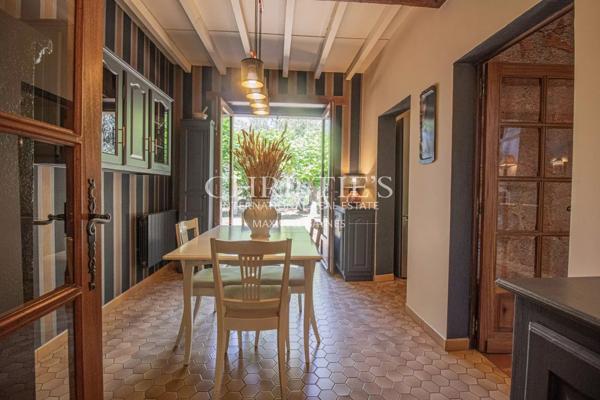 Résidence moderne et élégante avec appartement et piscine