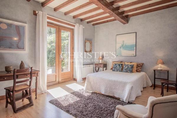 Résidence moderne et élégante avec appartement et piscine