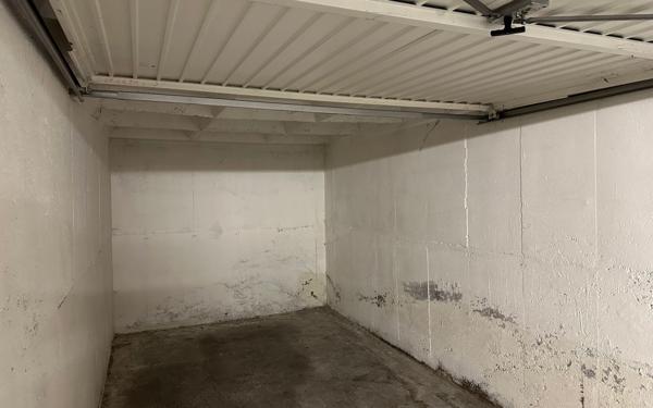 Stationnement à louer    Orléans