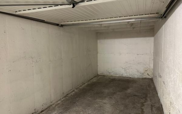 Stationnement à louer    Orléans