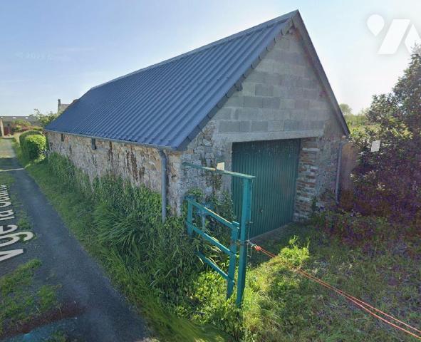 PIROU, à 1 kilomètre des plages.
Garage en pierre d'environ 42 m² sur un terrain de 214 m². CU...