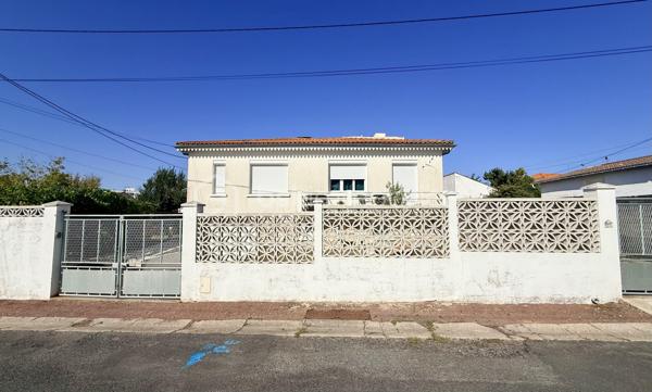 ROYAN – Maison de caractère des années 1958 avec dépendance indépendante, jardin et garage

À Royan, dans un secteur recherché à seulement 730 mètres du marché central, découvrez cette maison à étage construite à la fin des années 1950, implantée sur une belle parcelle de 660 m².

D’une surface habitable de 118,94 m², cette maison de 5 pièces offre de beaux volumes et un potentiel intéressant, aussi bien pour une résidence principale que pour une maison de vacances ou un projet familial.

Une maison agréable et pleine de potentiel

La maison principale dispose notamment de :

* 118,94 m² habitables
* 5 pièces
* Un balcon
* Une terrasse
* Une cave à vin
* 4 places de stationnement, dont 1 garage
* Environ 20 m² de surfaces utiles supplémentaires, actuellement non chauffées, offrant la possibilité d’aménager ultérieurement des espaces supplémentaires, notamment des chambres selon les besoins et les autorisations nécessaires.

Une maisonnette indépendante de 35 m²

Atout particulièrement intéressant de cette propriété : une petite maisonnette indépendante d’environ 35 m², idéale pour recevoir famille et amis, créer un espace indépendant pour un proche ou envisager un complément locatif.

Elle comprend deux chambres mansardées et bénéficie de son indépendance par rapport à la maison principale.

Un emplacement privilégié à Royan

La maison bénéficie d’une situation particulièrement pratique pour profiter pleinement de Royan :

* 730 m du marché central
* 1,3 km de la plage de la Grande Conche
* 1,9 km du casino de Pontaillac

Commerces, marché, plage et animations sont ainsi accessibles rapidement, tout en profitant d’une parcelle de 660 m² offrant espace extérieur et possibilités d’aménagement.

Un bien à découvrir

Cette propriété séduira les acquéreurs à la recherche d’une maison familiale à Royan avec extérieur, stationnement et dépendance indépendante, tout en conservant un véritable potentiel d’évolution.

Maison principale de 118,94 m² + maisonnette indépendante d’environ 35 m² + environ 20 m² de surfaces utiles supplémentaires.

Un bien rare par la combinaison de son emplacement, de sa surface de terrain, de ses possibilités de stationnement et de sa dépendance indépendante.

À découvrir sans tarder.