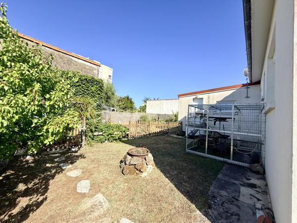 ROYAN – Maison de caractère des années 1958 avec dépendance indépendante, jardin et garage

À Royan, dans un secteur recherché à seulement 730 mètres du marché central, découvrez cette maison à étage construite à la fin des années 1950, implantée sur une belle parcelle de 660 m².

D’une surface habitable de 118,94 m², cette maison de 5 pièces offre de beaux volumes et un potentiel intéressant, aussi bien pour une résidence principale que pour une maison de vacances ou un projet familial.

Une maison agréable et pleine de potentiel

La maison principale dispose notamment de :

* 118,94 m² habitables
* 5 pièces
* Un balcon
* Une terrasse
* Une cave à vin
* 4 places de stationnement, dont 1 garage
* Environ 20 m² de surfaces utiles supplémentaires, actuellement non chauffées, offrant la possibilité d’aménager ultérieurement des espaces supplémentaires, notamment des chambres selon les besoins et les autorisations nécessaires.

Une maisonnette indépendante de 35 m²

Atout particulièrement intéressant de cette propriété : une petite maisonnette indépendante d’environ 35 m², idéale pour recevoir famille et amis, créer un espace indépendant pour un proche ou envisager un complément locatif.

Elle comprend deux chambres mansardées et bénéficie de son indépendance par rapport à la maison principale.

Un emplacement privilégié à Royan

La maison bénéficie d’une situation particulièrement pratique pour profiter pleinement de Royan :

* 730 m du marché central
* 1,3 km de la plage de la Grande Conche
* 1,9 km du casino de Pontaillac

Commerces, marché, plage et animations sont ainsi accessibles rapidement, tout en profitant d’une parcelle de 660 m² offrant espace extérieur et possibilités d’aménagement.

Un bien à découvrir

Cette propriété séduira les acquéreurs à la recherche d’une maison familiale à Royan avec extérieur, stationnement et dépendance indépendante, tout en conservant un véritable potentiel d’évolution.

Maison principale de 118,94 m² + maisonnette indépendante d’environ 35 m² + environ 20 m² de surfaces utiles supplémentaires.

Un bien rare par la combinaison de son emplacement, de sa surface de terrain, de ses possibilités de stationnement et de sa dépendance indépendante.

À découvrir sans tarder.