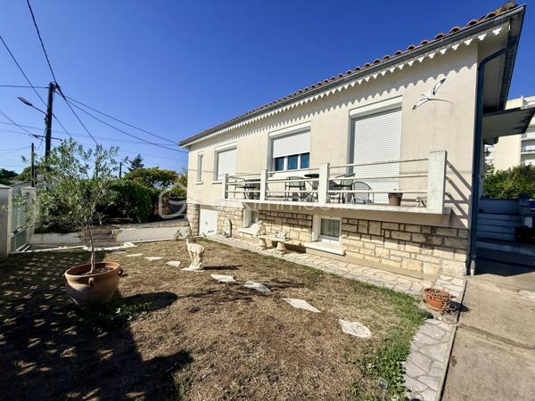 ROYAN – Maison de caractère des années 1958 avec dépendance indépendante, jardin et garage

À Royan, dans un secteur recherché à seulement 730 mètres du marché central, découvrez cette maison à étage construite à la fin des années 1950, implantée sur une belle parcelle de 660 m².

D’une surface habitable de 118,94 m², cette maison de 5 pièces offre de beaux volumes et un potentiel intéressant, aussi bien pour une résidence principale que pour une maison de vacances ou un projet familial.

Une maison agréable et pleine de potentiel

La maison principale dispose notamment de :

* 118,94 m² habitables
* 5 pièces
* Un balcon
* Une terrasse
* Une cave à vin
* 4 places de stationnement, dont 1 garage
* Environ 20 m² de surfaces utiles supplémentaires, actuellement non chauffées, offrant la possibilité d’aménager ultérieurement des espaces supplémentaires, notamment des chambres selon les besoins et les autorisations nécessaires.

Une maisonnette indépendante de 35 m²

Atout particulièrement intéressant de cette propriété : une petite maisonnette indépendante d’environ 35 m², idéale pour recevoir famille et amis, créer un espace indépendant pour un proche ou envisager un complément locatif.

Elle comprend deux chambres mansardées et bénéficie de son indépendance par rapport à la maison principale.

Un emplacement privilégié à Royan

La maison bénéficie d’une situation particulièrement pratique pour profiter pleinement de Royan :

* 730 m du marché central
* 1,3 km de la plage de la Grande Conche
* 1,9 km du casino de Pontaillac

Commerces, marché, plage et animations sont ainsi accessibles rapidement, tout en profitant d’une parcelle de 660 m² offrant espace extérieur et possibilités d’aménagement.

Un bien à découvrir

Cette propriété séduira les acquéreurs à la recherche d’une maison familiale à Royan avec extérieur, stationnement et dépendance indépendante, tout en conservant un véritable potentiel d’évolution.

Maison principale de 118,94 m² + maisonnette indépendante d’environ 35 m² + environ 20 m² de surfaces utiles supplémentaires.

Un bien rare par la combinaison de son emplacement, de sa surface de terrain, de ses possibilités de stationnement et de sa dépendance indépendante.

À découvrir sans tarder.