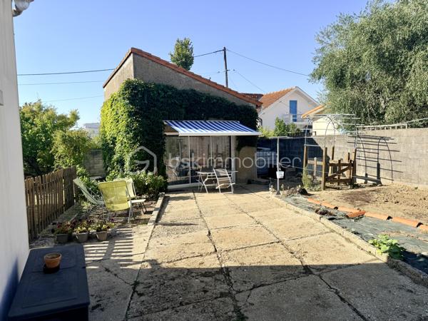ROYAN – Maison de caractère des années 1958 avec dépendance indépendante, jardin et garage

À Royan, dans un secteur recherché à seulement 730 mètres du marché central, découvrez cette maison à étage construite à la fin des années 1950, implantée sur une belle parcelle de 660 m².

D’une surface habitable de 118,94 m², cette maison de 5 pièces offre de beaux volumes et un potentiel intéressant, aussi bien pour une résidence principale que pour une maison de vacances ou un projet familial.

Une maison agréable et pleine de potentiel

La maison principale dispose notamment de :

* 118,94 m² habitables
* 5 pièces
* Un balcon
* Une terrasse
* Une cave à vin
* 4 places de stationnement, dont 1 garage
* Environ 20 m² de surfaces utiles supplémentaires, actuellement non chauffées, offrant la possibilité d’aménager ultérieurement des espaces supplémentaires, notamment des chambres selon les besoins et les autorisations nécessaires.

Une maisonnette indépendante de 35 m²

Atout particulièrement intéressant de cette propriété : une petite maisonnette indépendante d’environ 35 m², idéale pour recevoir famille et amis, créer un espace indépendant pour un proche ou envisager un complément locatif.

Elle comprend deux chambres mansardées et bénéficie de son indépendance par rapport à la maison principale.

Un emplacement privilégié à Royan

La maison bénéficie d’une situation particulièrement pratique pour profiter pleinement de Royan :

* 730 m du marché central
* 1,3 km de la plage de la Grande Conche
* 1,9 km du casino de Pontaillac

Commerces, marché, plage et animations sont ainsi accessibles rapidement, tout en profitant d’une parcelle de 660 m² offrant espace extérieur et possibilités d’aménagement.

Un bien à découvrir

Cette propriété séduira les acquéreurs à la recherche d’une maison familiale à Royan avec extérieur, stationnement et dépendance indépendante, tout en conservant un véritable potentiel d’évolution.

Maison principale de 118,94 m² + maisonnette indépendante d’environ 35 m² + environ 20 m² de surfaces utiles supplémentaires.

Un bien rare par la combinaison de son emplacement, de sa surface de terrain, de ses possibilités de stationnement et de sa dépendance indépendante.

À découvrir sans tarder.