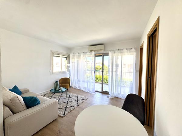Cavalaire-sur-Mer (83240) Appartement lumineux avec balcon, cadre recherché