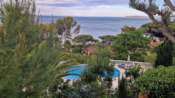 Villa de 300 m² avec vue panoramique sur le Golfe de SAINT-TROPEZ à 100m de la plage