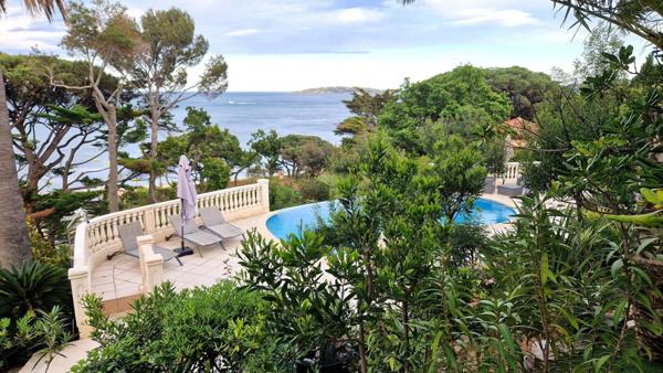 Villa de 300 m² avec vue panoramique sur le Golfe de SAINT-TROPEZ à 100m de la plage