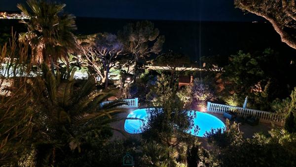 Villa de 300 m² avec vue panoramique sur le Golfe de SAINT-TROPEZ à 100m de la plage