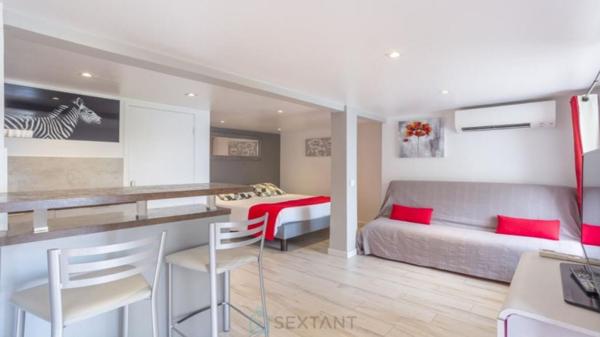 Villa de 300 m² avec vue panoramique sur le Golfe de SAINT-TROPEZ à 100m de la plage