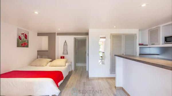 Villa de 300 m² avec vue panoramique sur le Golfe de SAINT-TROPEZ à 100m de la plage