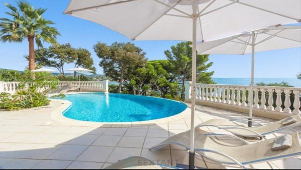Villa de 300 m² avec vue panoramique sur le Golfe de SAINT-TROPEZ à 100m de la plage