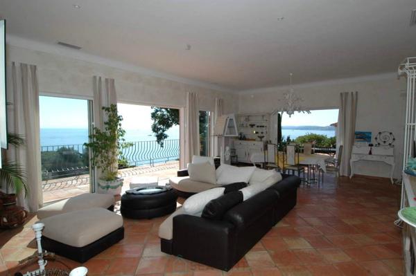 Villa de 300 m² avec vue panoramique sur le Golfe de SAINT-TROPEZ à 100m de la plage