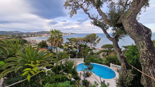 Villa de 300 m² avec vue panoramique sur le Golfe de SAINT-TROPEZ à 100m de la plage