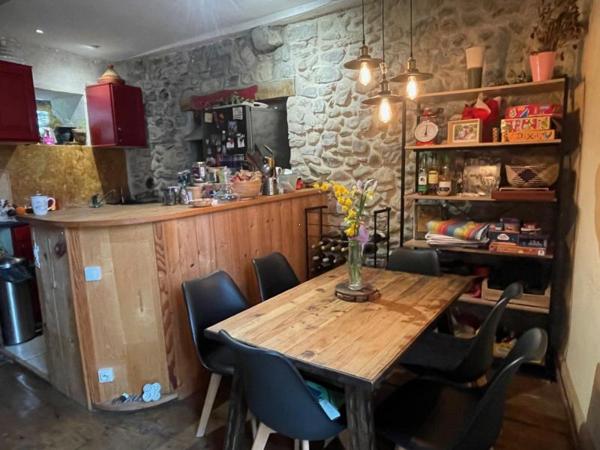 Appartement - Oloron-sainte-marie - Réf.:205286 OLORON CENTRE-VILLE - BEL APPARTEMENT T3 AU CHARME DE L' ANCIEN AVEC JARDIN PRIVATIF ET PARKING PRIVE -
