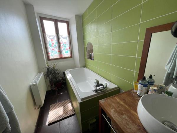 Appartement - Oloron-sainte-marie - Réf.:205286 OLORON CENTRE-VILLE - BEL APPARTEMENT T3 AU CHARME DE L' ANCIEN AVEC JARDIN PRIVATIF ET PARKING PRIVE -