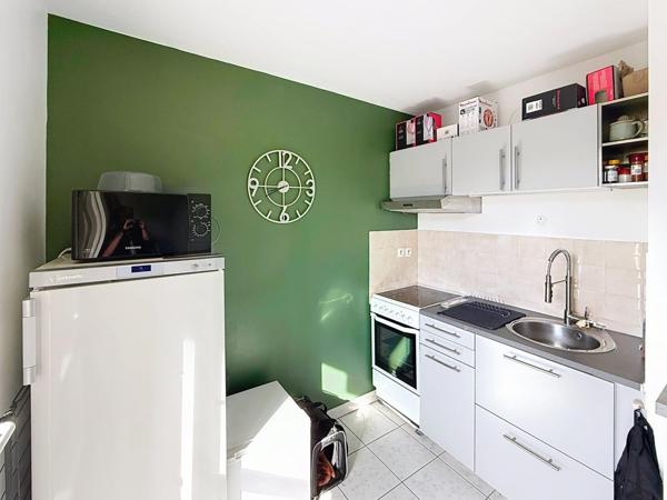 Joli studio loué de 26m2 avec balcon, cave et place de parking