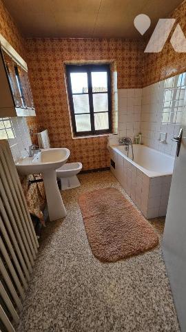 ENTRELACS-ALBENS, corps de ferme à rénover de 127m2 hab avec 350 m2 au sol de dépendances