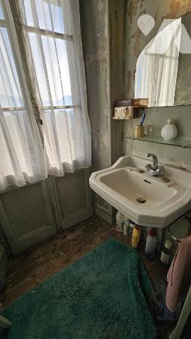 ENTRELACS-ALBENS, corps de ferme à rénover de 127m2 hab avec 350 m2 au sol de dépendances