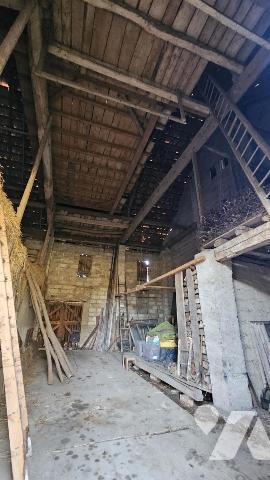 ENTRELACS-ALBENS, corps de ferme à rénover de 127m2 hab avec 350 m2 au sol de dépendances