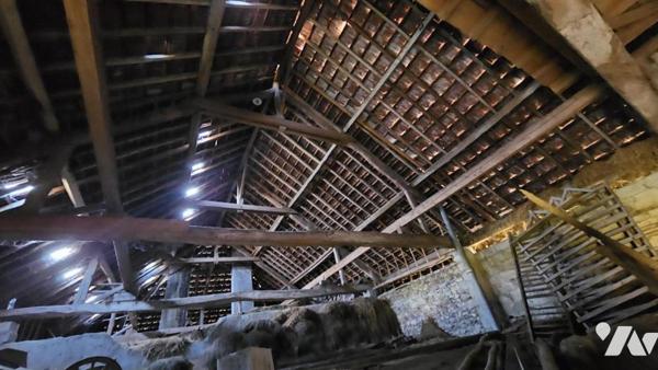 ENTRELACS-ALBENS, corps de ferme à rénover de 127m2 hab avec 350 m2 au sol de dépendances