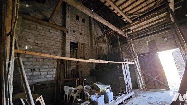 ENTRELACS-ALBENS, corps de ferme à rénover de 127m2 hab avec 350 m2 au sol de dépendances