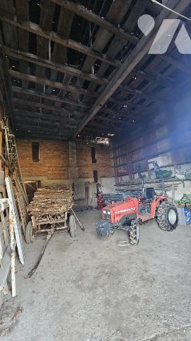 ENTRELACS-ALBENS, corps de ferme à rénover de 127m2 hab avec 350 m2 au sol de dépendances