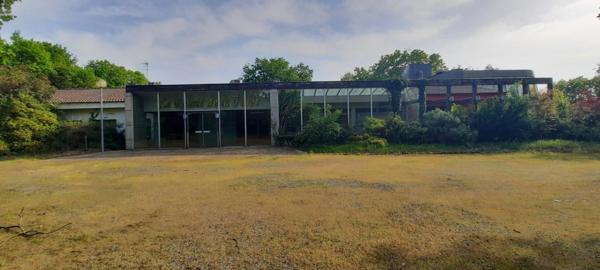 Domaine hôtelier rare entre La Rochelle et Niort, foncier exceptionnel avec parc arboré