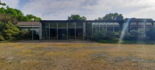 Domaine hôtelier rare entre La Rochelle et Niort, foncier exceptionnel avec parc arboré