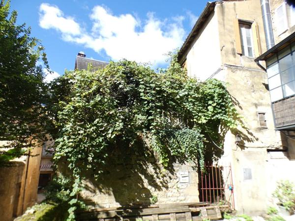 Maison à rénover au coeur de Sarlat avec création de 2 appartements possible