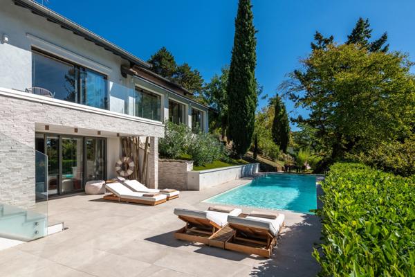 Limonest - les Roches - Maison d'environ 312m² terrain de 3943m² - 5 chambres