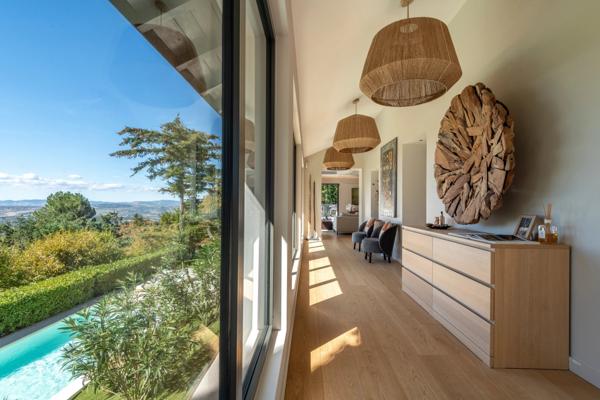 Limonest - les Roches - Maison d'environ 312m² terrain de 3943m² - 5 chambres