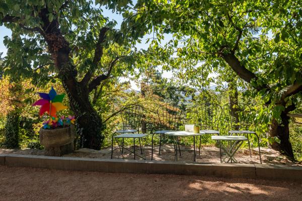 Limonest - les Roches - Maison d'environ 312m² terrain de 3943m² - 5 chambres
