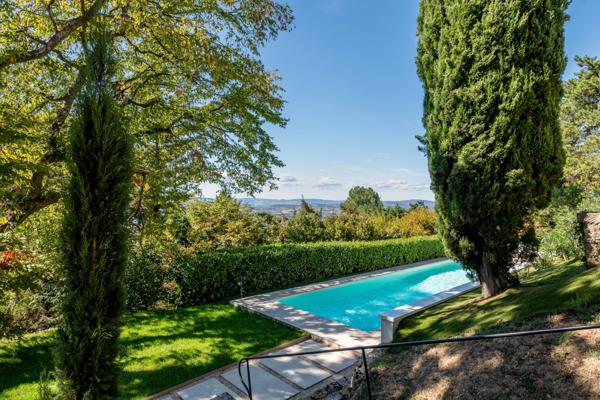 Limonest - les Roches - Maison d'environ 312m² terrain de 3943m² - 5 chambres