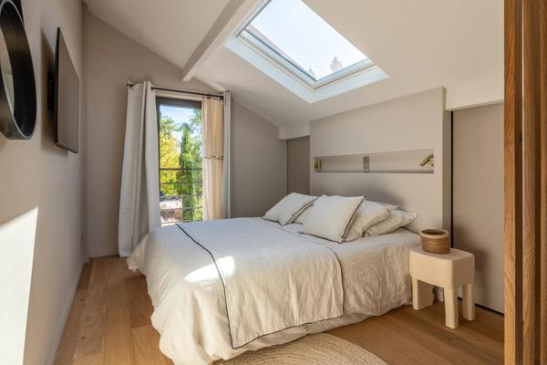 Limonest - les Roches - Maison d'environ 312m² terrain de 3943m² - 5 chambres
